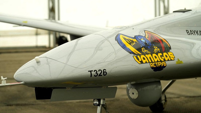Sebuah drone tempur Bayraktar TB2 Turki terlihat selama presentasi di Pangkalan Angkatan Udara Lithuania di Siauliai, Lituania, Rabu (6/7/2022). Lithuania memamerkan drone militer buatan Turki yang rencananya akan dikirim ke Ukraina untuk membantu negara yang dilanda perang melawan invasi Rusia. Orang-orang di negara anggota NATO mengumpulkan 5,9 juta euro untuk drone Bayraktar TB2 selama tiga hari bulan lalu, sebelum produsen Turki Baykar mengumumkan akan menyumbangkan drone secara gratis. (Photo by PETRAS MALUKAS/AFP via Getty Images)