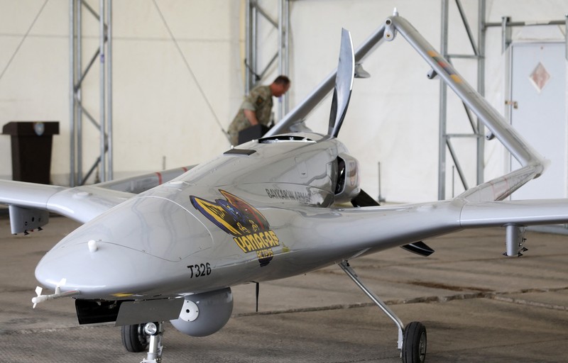 Drone tempur Turki Bayraktar TB2, Ukraina dan Lituania Sebuah drone tempur Bayraktar TB2 Turki terlihat selama presentasi di Pangkalan Angkatan Udara Lithuania di Siauliai, Lituania, Rabu (6/7/2022). Lithuania memamerkan drone militer buatan Turki yang rencananya akan dikirim ke Ukraina untuk membantu negara yang dilanda perang melawan invasi Rusia. Orang-orang di negara anggota NATO mengumpulkan 5,9 juta euro untuk drone Bayraktar TB2 selama tiga hari bulan lalu, sebelum produsen Turki Baykar mengumumkan akan menyumbangkan drone secara gratis. (Photo by PETRAS MALUKAS/AFP via Getty Images)