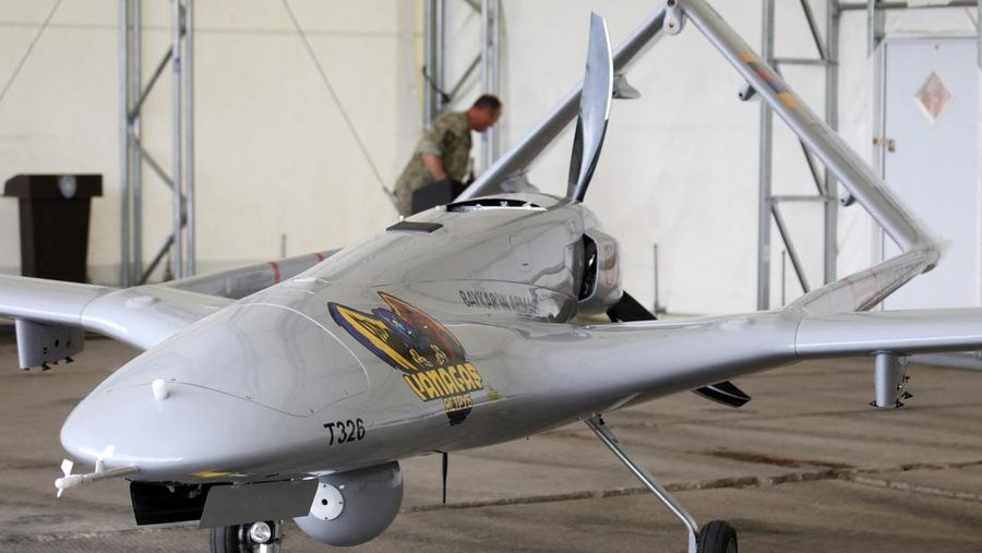 Sebuah drone tempur Bayraktar TB2 Turki terlihat selama presentasi di Pangkalan Angkatan Udara Lithuania di Siauliai, Lituania, Rabu (6/7/2022). Lithuania memamerkan drone militer buatan Turki yang rencananya akan dikirim ke Ukraina untuk membantu negara yang dilanda perang melawan invasi Rusia. Orang-orang di negara anggota NATO mengumpulkan 5,9 juta euro untuk drone Bayraktar TB2 selama tiga hari bulan lalu, sebelum produsen Turki Baykar mengumumkan akan menyumbangkan drone secara gratis. (Photo by PETRAS MALUKAS/AFP via Getty Images)