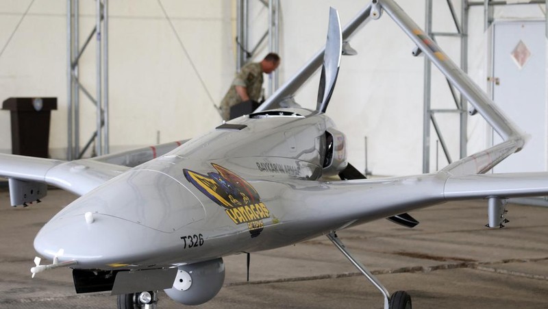 Sebuah drone tempur Bayraktar TB2 Turki terlihat selama presentasi di Pangkalan Angkatan Udara Lithuania di Siauliai, Lituania, Rabu (6/7/2022). Lithuania memamerkan drone militer buatan Turki yang rencananya akan dikirim ke Ukraina untuk membantu negara yang dilanda perang melawan invasi Rusia. Orang-orang di negara anggota NATO mengumpulkan 5,9 juta euro untuk drone Bayraktar TB2 selama tiga hari bulan lalu, sebelum produsen Turki Baykar mengumumkan akan menyumbangkan drone secara gratis. (Photo by PETRAS MALUKAS/AFP via Getty Images)