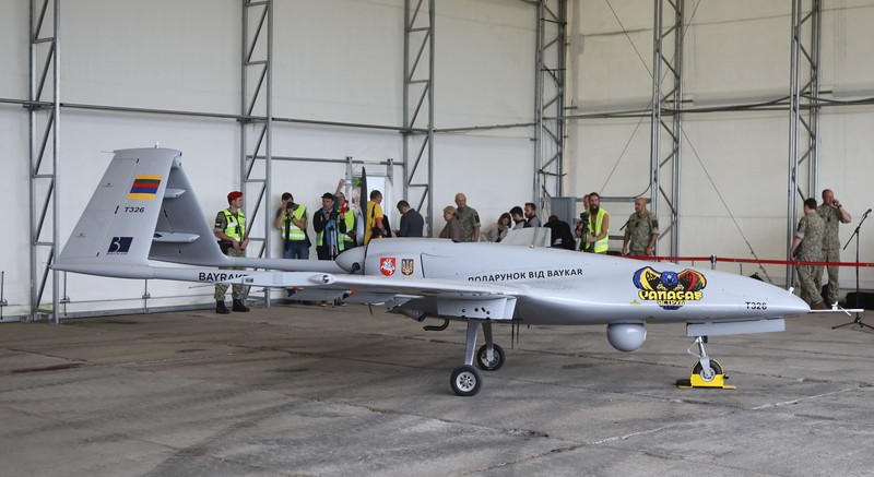Drone tempur Turki Bayraktar TB2, Ukraina dan Lituania Sebuah drone tempur Bayraktar TB2 Turki terlihat selama presentasi di Pangkalan Angkatan Udara Lithuania di Siauliai, Lituania, Rabu (6/7/2022). Lithuania memamerkan drone militer buatan Turki yang rencananya akan dikirim ke Ukraina untuk membantu negara yang dilanda perang melawan invasi Rusia. Orang-orang di negara anggota NATO mengumpulkan 5,9 juta euro untuk drone Bayraktar TB2 selama tiga hari bulan lalu, sebelum produsen Turki Baykar mengumumkan akan menyumbangkan drone secara gratis. (Photo by PETRAS MALUKAS/AFP via Getty Images)