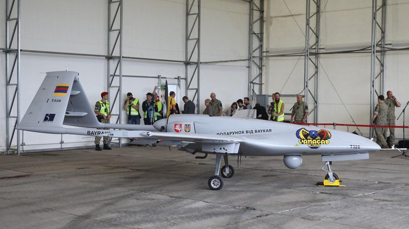 Sebuah drone tempur Bayraktar TB2 Turki terlihat selama presentasi di Pangkalan Angkatan Udara Lithuania di Siauliai, Lituania, Rabu (6/7/2022). Lithuania memamerkan drone militer buatan Turki yang rencananya akan dikirim ke Ukraina untuk membantu negara yang dilanda perang melawan invasi Rusia. Orang-orang di negara anggota NATO mengumpulkan 5,9 juta euro untuk drone Bayraktar TB2 selama tiga hari bulan lalu, sebelum produsen Turki Baykar mengumumkan akan menyumbangkan drone secara gratis. (Photo by PETRAS MALUKAS/AFP via Getty Images)
