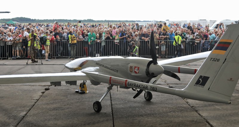 Drone tempur Turki Bayraktar TB2, Ukraina dan Lituania Sebuah drone tempur Bayraktar TB2 Turki terlihat selama presentasi di Pangkalan Angkatan Udara Lithuania di Siauliai, Lituania, Rabu (6/7/2022). Lithuania memamerkan drone militer buatan Turki yang rencananya akan dikirim ke Ukraina untuk membantu negara yang dilanda perang melawan invasi Rusia. Orang-orang di negara anggota NATO mengumpulkan 5,9 juta euro untuk drone Bayraktar TB2 selama tiga hari bulan lalu, sebelum produsen Turki Baykar mengumumkan akan menyumbangkan drone secara gratis. (Photo by PETRAS MALUKAS/AFP via Getty Images)