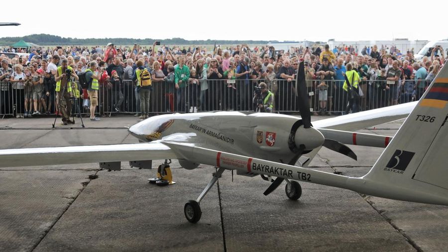 Sebuah drone tempur Bayraktar TB2 Turki terlihat selama presentasi di Pangkalan Angkatan Udara Lithuania di Siauliai, Lituania, Rabu (6/7/2022). Lithuania memamerkan drone militer buatan Turki yang rencananya akan dikirim ke Ukraina untuk membantu negara yang dilanda perang melawan invasi Rusia. Orang-orang di negara anggota NATO mengumpulkan 5,9 juta euro untuk drone Bayraktar TB2 selama tiga hari bulan lalu, sebelum produsen Turki Baykar mengumumkan akan menyumbangkan drone secara gratis. (Photo by PETRAS MALUKAS/AFP via Getty Images)