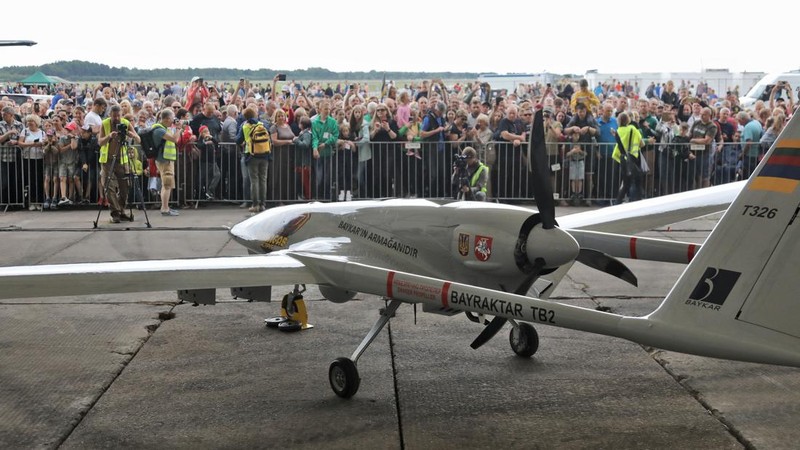 Sebuah drone tempur Bayraktar TB2 Turki terlihat selama presentasi di Pangkalan Angkatan Udara Lithuania di Siauliai, Lituania, Rabu (6/7/2022). Lithuania memamerkan drone militer buatan Turki yang rencananya akan dikirim ke Ukraina untuk membantu negara yang dilanda perang melawan invasi Rusia. Orang-orang di negara anggota NATO mengumpulkan 5,9 juta euro untuk drone Bayraktar TB2 selama tiga hari bulan lalu, sebelum produsen Turki Baykar mengumumkan akan menyumbangkan drone secara gratis. (Photo by PETRAS MALUKAS/AFP via Getty Images)