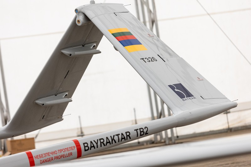 Drone tempur Turki Bayraktar TB2, Ukraina dan Lituania Sebuah drone tempur Bayraktar TB2 Turki terlihat selama presentasi di Pangkalan Angkatan Udara Lithuania di Siauliai, Lituania, Rabu (6/7/2022). Lithuania memamerkan drone militer buatan Turki yang rencananya akan dikirim ke Ukraina untuk membantu negara yang dilanda perang melawan invasi Rusia. Orang-orang di negara anggota NATO mengumpulkan 5,9 juta euro untuk drone Bayraktar TB2 selama tiga hari bulan lalu, sebelum produsen Turki Baykar mengumumkan akan menyumbangkan drone secara gratis. (Photo by PETRAS MALUKAS/AFP via Getty Images)