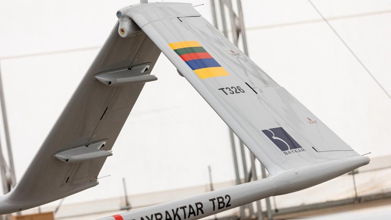 Sebuah drone tempur Bayraktar TB2 Turki terlihat selama presentasi di Pangkalan Angkatan Udara Lithuania di Siauliai, Lituania, Rabu (6/7/2022). Lithuania memamerkan drone militer buatan Turki yang rencananya akan dikirim ke Ukraina untuk membantu negara yang dilanda perang melawan invasi Rusia. Orang-orang di negara anggota NATO mengumpulkan 5,9 juta euro untuk drone Bayraktar TB2 selama tiga hari bulan lalu, sebelum produsen Turki Baykar mengumumkan akan menyumbangkan drone secara gratis. (Photo by PETRAS MALUKAS/AFP via Getty Images)