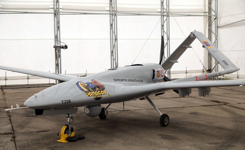 Sebuah drone tempur Bayraktar TB2 Turki terlihat selama presentasi di Pangkalan Angkatan Udara Lithuania di Siauliai, Lituania, Rabu (6/7/2022). Lithuania memamerkan drone militer buatan Turki yang rencananya akan dikirim ke Ukraina untuk membantu negara yang dilanda perang melawan invasi Rusia. Orang-orang di negara anggota NATO mengumpulkan 5,9 juta euro untuk drone Bayraktar TB2 selama tiga hari bulan lalu, sebelum produsen Turki Baykar mengumumkan akan menyumbangkan drone secara gratis. (Photo by PETRAS MALUKAS/AFP via Getty Images)