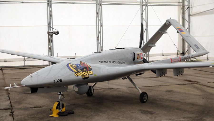 Sebuah drone tempur Bayraktar TB2 Turki terlihat selama presentasi di Pangkalan Angkatan Udara Lithuania di Siauliai, Lituania, Rabu (6/7/2022). Lithuania memamerkan drone militer buatan Turki yang rencananya akan dikirim ke Ukraina untuk membantu negara yang dilanda perang melawan invasi Rusia. Orang-orang di negara anggota NATO mengumpulkan 5,9 juta euro untuk drone Bayraktar TB2 selama tiga hari bulan lalu, sebelum produsen Turki Baykar mengumumkan akan menyumbangkan drone secara gratis. (Photo by PETRAS MALUKAS/AFP via Getty Images)