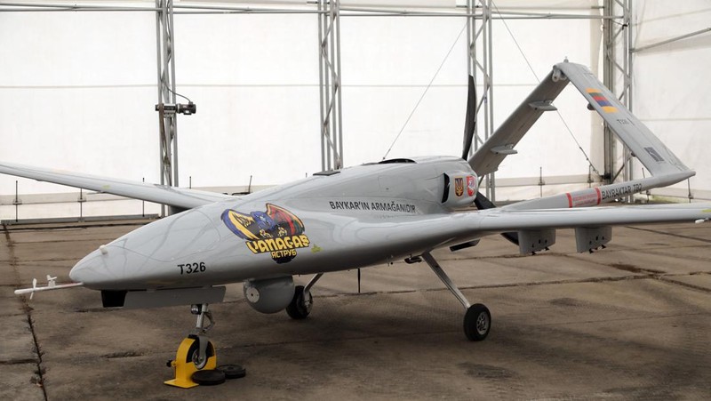 Sebuah drone tempur Bayraktar TB2 Turki terlihat selama presentasi di Pangkalan Angkatan Udara Lithuania di Siauliai, Lituania, Rabu (6/7/2022). Lithuania memamerkan drone militer buatan Turki yang rencananya akan dikirim ke Ukraina untuk membantu negara yang dilanda perang melawan invasi Rusia. Orang-orang di negara anggota NATO mengumpulkan 5,9 juta euro untuk drone Bayraktar TB2 selama tiga hari bulan lalu, sebelum produsen Turki Baykar mengumumkan akan menyumbangkan drone secara gratis. (Photo by PETRAS MALUKAS/AFP via Getty Images)