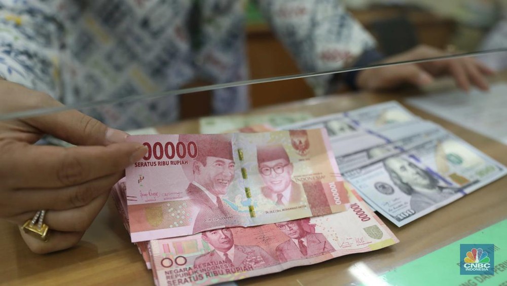 Rupiah Loyo, Dolar AS Tembus Rp 16.450! Resesi AS Ancam?