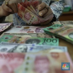 Asia Jadi Lautan Merah di Tengah Perang & Sikap Fed, Rupiah Cs Ambruk