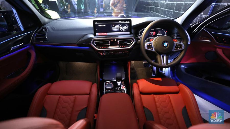 Model berpose dengan latar belakang New BMW X3 M dan BMW X4 M di Jakarta, Kamis (7/7/2022). BMW Indonesia dan BMW Eurokars hadirkan penyegaran model untuk kendaraan performa tinggi di segmen Sports Activity Vehicle (SAV) dan Sports Activity Coupé (SAC) ukuran menengah New BMW X3 M dan BMW X4 M. (CNBC Indonesia/ Tri Susilo)