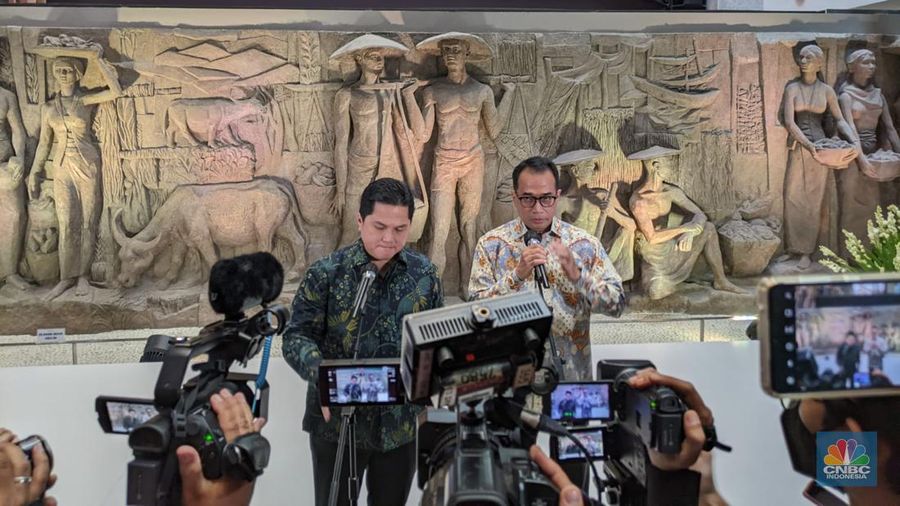 Menteri BUMN Erick Thohir usai menyaksikan penandatanganan penandatanganan dokumen commercial operation date Bandara Internasional Kualanamu. (CNBC Indonesia/ Emir Yanwardhana)