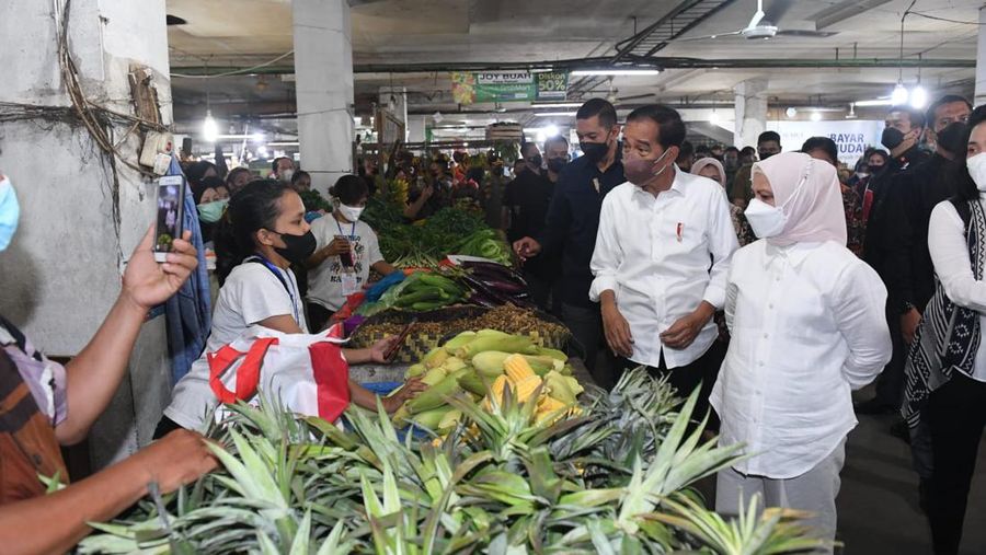 Presiden Joko Widodo dan Ibu Iriana meninjau Pasar Petisah  di Kota Medan, Provinsi Sumatra Utara. (Foto: Kris - Biro Pers Sekretariat Presiden)