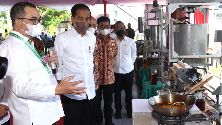 Presiden Joko Widodo meninjau proses penelitian minyak makan merah di Pusat Penelitian Kelapa Sawit (PPKS), Kampung Baru, Medan, Kamis (7/7/2022). (Foto: Kris - Biro Pers Sekretariat Presiden)
