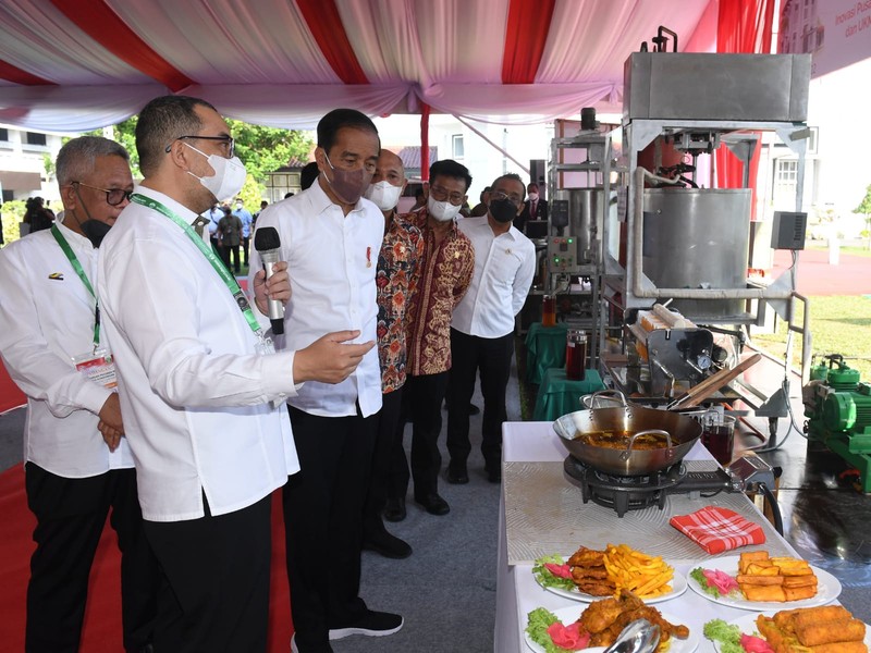 Presiden Joko Widodo meninjau proses penelitian minyak makan merah di Pusat Penelitian Kelapa Sawit (PPKS), Kampung Baru, Medan, Presiden Joko Widodo meninjau proses penelitian minyak makan merah di Pusat Penelitian Kelapa Sawit (PPKS), Kampung Baru, Medan, Kamis (7/7/2022). (Foto: Kris - Biro Pers Sekretariat Presiden)