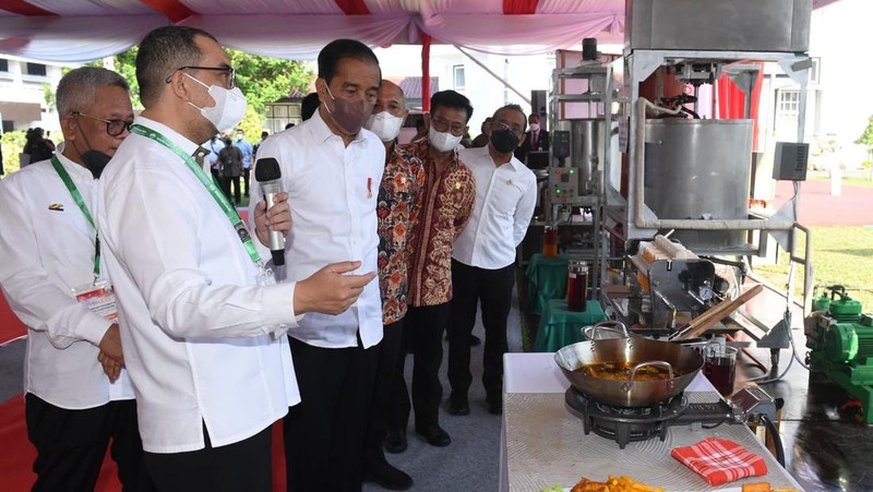 Presiden Joko Widodo meninjau proses penelitian minyak makan merah di Pusat Penelitian Kelapa Sawit (PPKS), Kampung Baru, Medan, Kamis (7/7/2022). (Foto: Kris - Biro Pers Sekretariat Presiden)