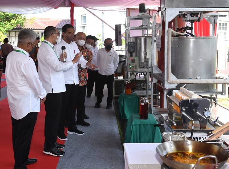 Presiden Joko Widodo meninjau proses penelitian minyak makan merah di Pusat Penelitian Kelapa Sawit (PPKS), Kampung Baru, Medan, Presiden Joko Widodo meninjau proses penelitian minyak makan merah di Pusat Penelitian Kelapa Sawit (PPKS), Kampung Baru, Medan, Kamis (7/7/2022). (Foto: Kris - Biro Pers Sekretariat Presiden)