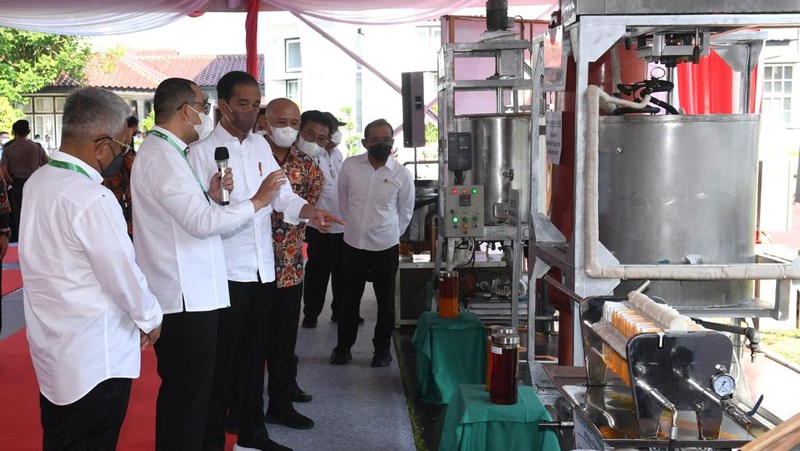 Presiden Joko Widodo meninjau proses penelitian minyak makan merah di Pusat Penelitian Kelapa Sawit (PPKS), Kampung Baru, Medan, Kamis (7/7/2022). (Foto: Kris - Biro Pers Sekretariat Presiden)
