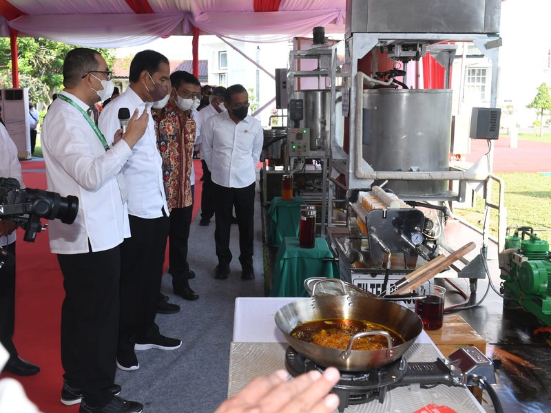 Presiden Joko Widodo meninjau proses penelitian minyak makan merah di Pusat Penelitian Kelapa Sawit (PPKS), Kampung Baru, Medan, Presiden Joko Widodo meninjau proses penelitian minyak makan merah di Pusat Penelitian Kelapa Sawit (PPKS), Kampung Baru, Medan, Kamis (7/7/2022). (Foto: Kris - Biro Pers Sekretariat Presiden)