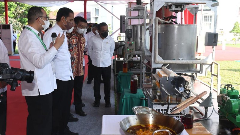 Presiden Joko Widodo meninjau proses penelitian minyak makan merah di Pusat Penelitian Kelapa Sawit (PPKS), Kampung Baru, Medan, Kamis (7/7/2022). (Foto: Kris - Biro Pers Sekretariat Presiden)