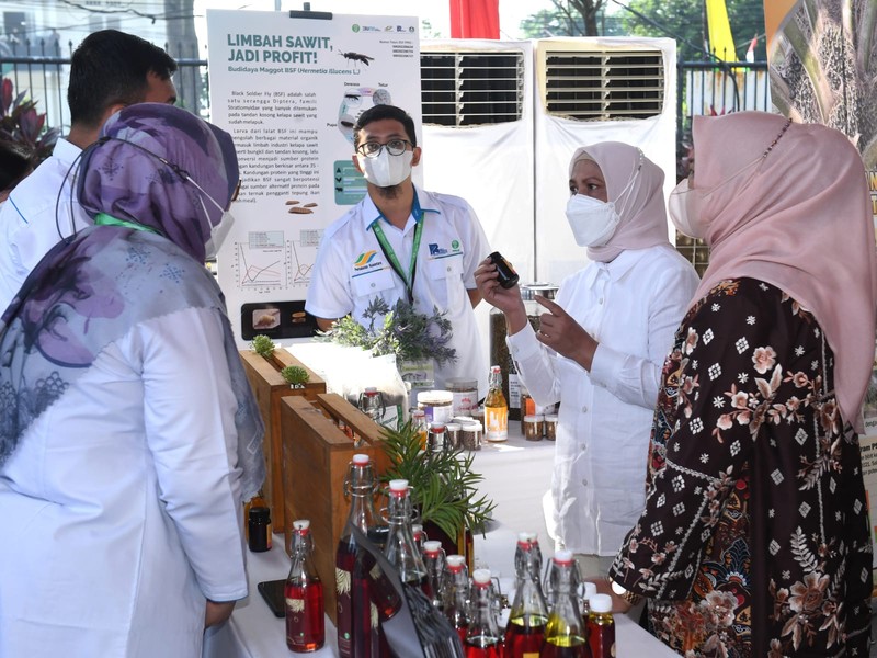 Presiden Joko Widodo meninjau proses penelitian minyak makan merah di Pusat Penelitian Kelapa Sawit (PPKS), Kampung Baru, Medan, Presiden Joko Widodo meninjau proses penelitian minyak makan merah di Pusat Penelitian Kelapa Sawit (PPKS), Kampung Baru, Medan, Kamis (7/7/2022). (Foto: Kris - Biro Pers Sekretariat Presiden)