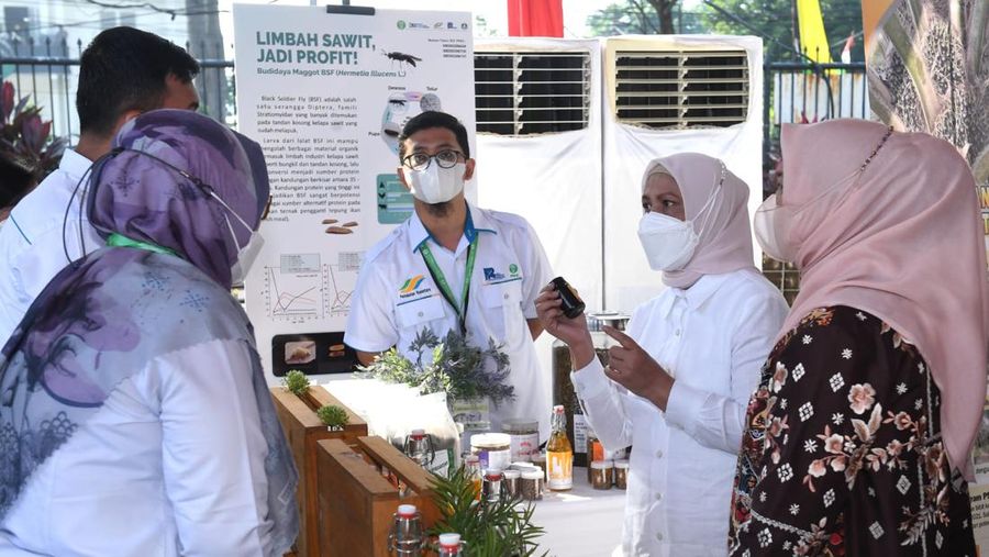 Presiden Joko Widodo meninjau proses penelitian minyak makan merah di Pusat Penelitian Kelapa Sawit (PPKS), Kampung Baru, Medan, Kamis (7/7/2022). (Foto: Kris - Biro Pers Sekretariat Presiden)