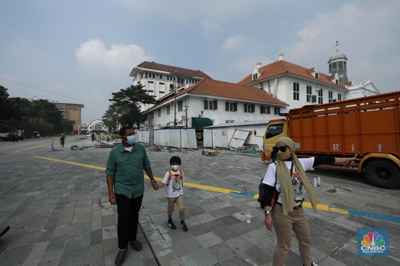 Revitalisasi Kota Tua Pekerja menyelesaikan proyek revitalisasi pedestrian di kawasan Kota Tua, Jakarta, Kamis (7/7/2022). Dinas Bina Marga Provinsi DKI Jakarta mengemukakan pengerjaan revitalisasi trotoar di Kota Tua, Taman Sari, Jakarta Barat, sudah mencapai 80 persen dan direncanakan selesai di akhir bulan Juli 2022. (CNBC Indoesia/ Tri Susilo)