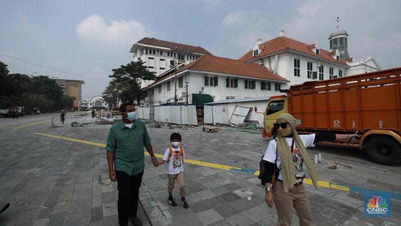 Pekerja menyelesaikan proyek revitalisasi pedestrian di kawasan Kota Tua, Jakarta, Kamis  (7/7/2022). Dinas Bina Marga Provinsi DKI Jakarta mengemukakan pengerjaan revitalisasi trotoar di Kota Tua, Taman Sari, Jakarta Barat, sudah mencapai 80 persen dan direncanakan selesai di akhir bulan Juli 2022. (CNBC Indoesia/ Tri Susilo)