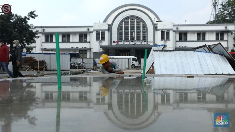 Revitalisasi Kota Tua Pekerja menyelesaikan proyek revitalisasi pedestrian di kawasan Kota Tua, Jakarta, Kamis (7/7/2022). Dinas Bina Marga Provinsi DKI Jakarta mengemukakan pengerjaan revitalisasi trotoar di Kota Tua, Taman Sari, Jakarta Barat, sudah mencapai 80 persen dan direncanakan selesai di akhir bulan Juli 2022. (CNBC Indoesia/ Tri Susilo)