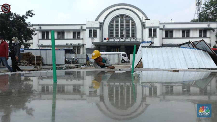 Pekerja menyelesaikan proyek revitalisasi pedestrian di kawasan Kota Tua, Jakarta, Kamis  (7/7/2022). Dinas Bina Marga Provinsi DKI Jakarta mengemukakan pengerjaan revitalisasi trotoar di Kota Tua, Taman Sari, Jakarta Barat, sudah mencapai 80 persen dan direncanakan selesai di akhir bulan Juli 2022. (CNBC Indoesia/ Tri Susilo)