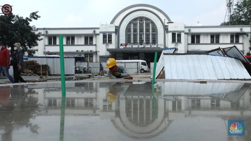 Pekerja menyelesaikan proyek revitalisasi pedestrian di kawasan Kota Tua, Jakarta, Kamis  (7/7/2022). Dinas Bina Marga Provinsi DKI Jakarta mengemukakan pengerjaan revitalisasi trotoar di Kota Tua, Taman Sari, Jakarta Barat, sudah mencapai 80 persen dan direncanakan selesai di akhir bulan Juli 2022. (CNBC Indoesia/ Tri Susilo)