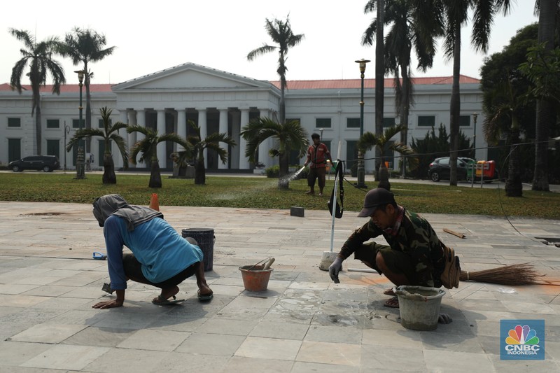Revitalisasi Kota Tua Pekerja menyelesaikan proyek revitalisasi pedestrian di kawasan Kota Tua, Jakarta, Kamis (7/7/2022). Dinas Bina Marga Provinsi DKI Jakarta mengemukakan pengerjaan revitalisasi trotoar di Kota Tua, Taman Sari, Jakarta Barat, sudah mencapai 80 persen dan direncanakan selesai di akhir bulan Juli 2022. (CNBC Indoesia/ Tri Susilo)