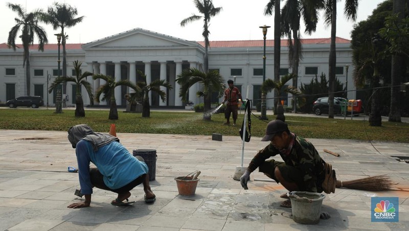 Pekerja menyelesaikan proyek revitalisasi pedestrian di kawasan Kota Tua, Jakarta, Kamis  (7/7/2022). Dinas Bina Marga Provinsi DKI Jakarta mengemukakan pengerjaan revitalisasi trotoar di Kota Tua, Taman Sari, Jakarta Barat, sudah mencapai 80 persen dan direncanakan selesai di akhir bulan Juli 2022. (CNBC Indoesia/ Tri Susilo)