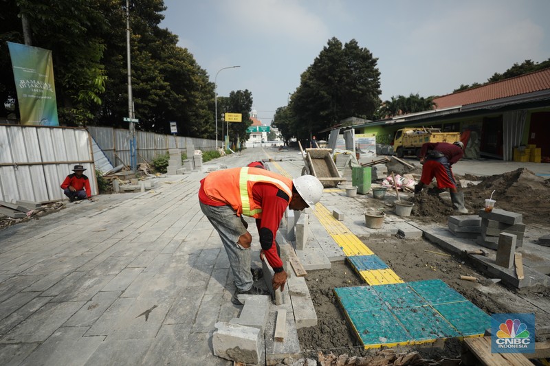 Revitalisasi Kota Tua Pekerja menyelesaikan proyek revitalisasi pedestrian di kawasan Kota Tua, Jakarta, Kamis (7/7/2022). Dinas Bina Marga Provinsi DKI Jakarta mengemukakan pengerjaan revitalisasi trotoar di Kota Tua, Taman Sari, Jakarta Barat, sudah mencapai 80 persen dan direncanakan selesai di akhir bulan Juli 2022. (CNBC Indoesia/ Tri Susilo)