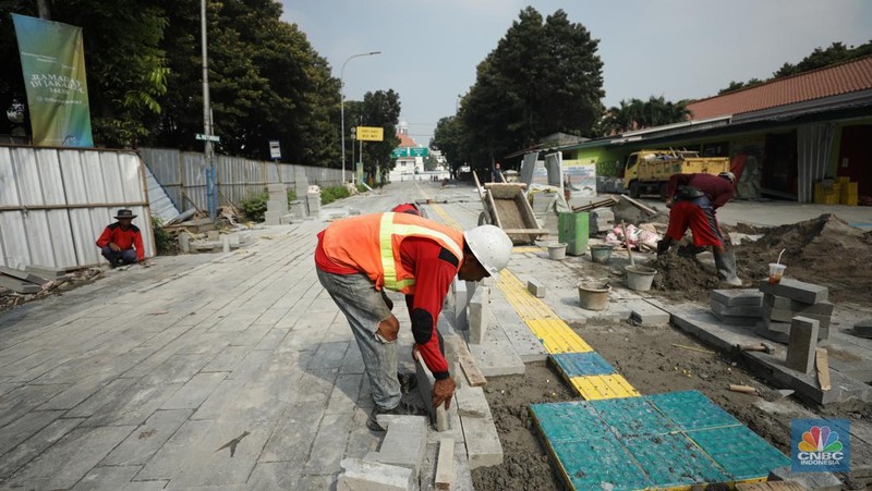 Pekerja menyelesaikan proyek revitalisasi pedestrian di kawasan Kota Tua, Jakarta, Kamis  (7/7/2022). Dinas Bina Marga Provinsi DKI Jakarta mengemukakan pengerjaan revitalisasi trotoar di Kota Tua, Taman Sari, Jakarta Barat, sudah mencapai 80 persen dan direncanakan selesai di akhir bulan Juli 2022. (CNBC Indoesia/ Tri Susilo)