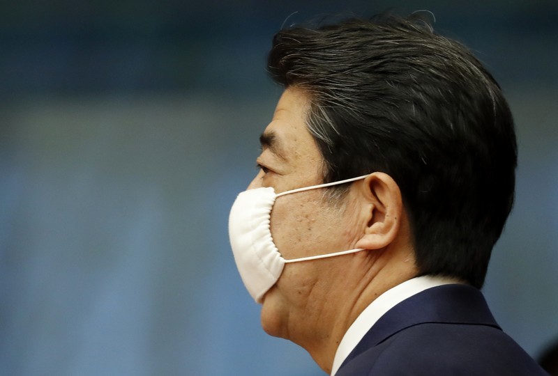 Perdana Menteri Jepang Shinzo Abe Perdana Menteri Jepang Shinzo Abe meninjau pengawal kehormatan militer dengan Perdana Menteri China Li Keqiang (tidak digambarkan) saat upacara penyambutan di luar Aula Besar Rakyat di Beijing pada 26 Oktober 2018. (Photo by GREG BAKER/AFP via Getty Images)