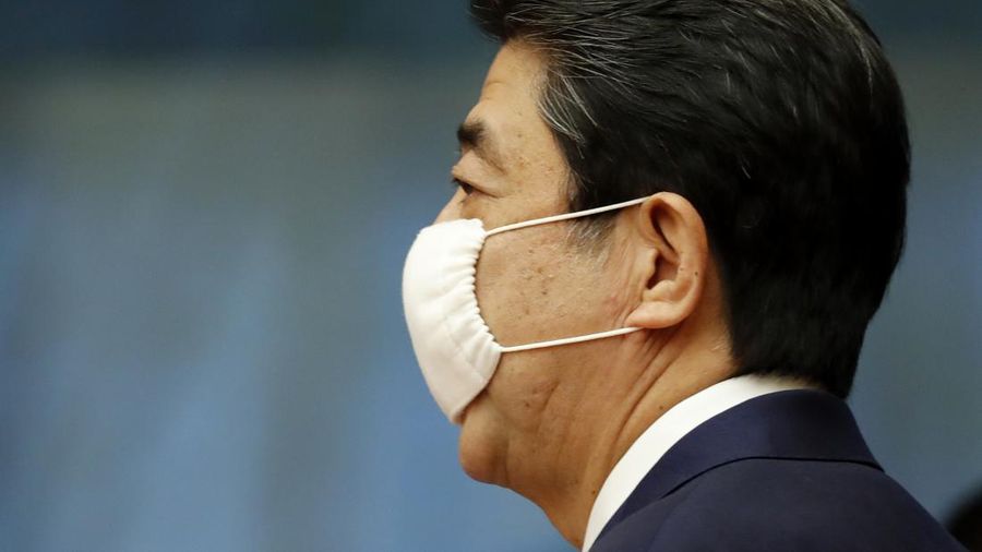 Perdana Menteri Jepang Shinzo Abe meninjau pengawal kehormatan militer dengan Perdana Menteri China Li Keqiang (tidak digambarkan) saat upacara penyambutan di luar Aula Besar Rakyat di Beijing pada 26 Oktober 2018.  (Photo by GREG BAKER/AFP via Getty Images)