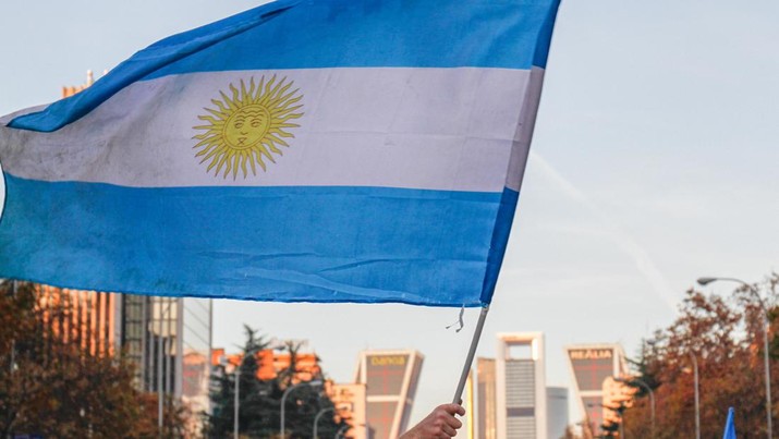 MADRID, SPAIN - 2018/12/09: An Argentina Flag seen waved by supporters in Paseo de la Castellana in Madrid.
The Copa Libertadores Final match between River Plate  and Boca Juniors is being played in Madrid. (Photo by Rafael Bastante/SOPA Images/LightRocket via Getty Images)