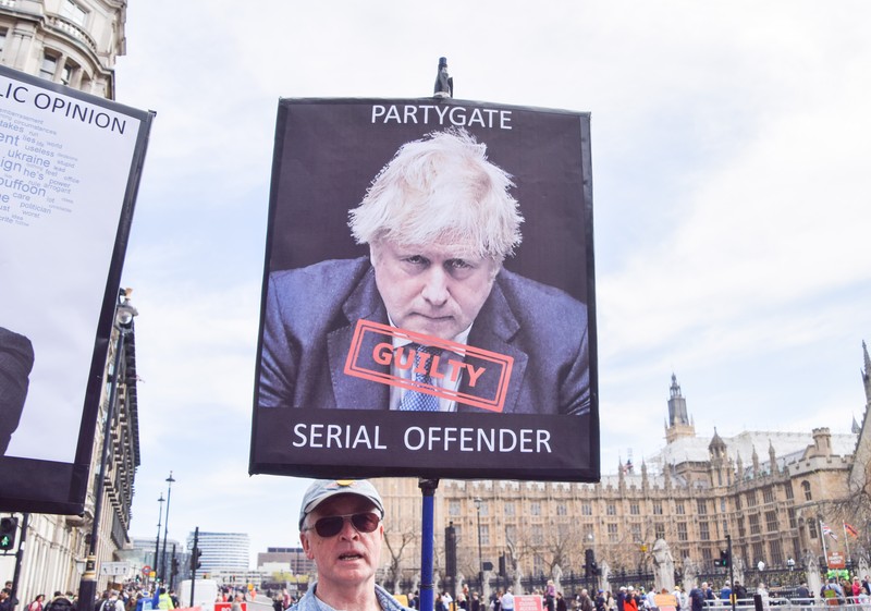 PM Boris Johson Resign Mundur Sebuah poster bertuliskan