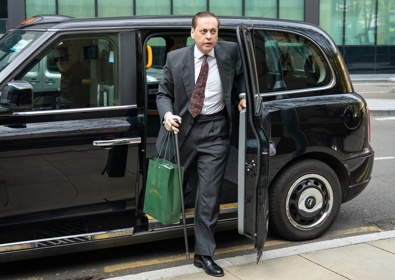 PM Boris Johson Resign Mundur Sebuah poster bertuliskan