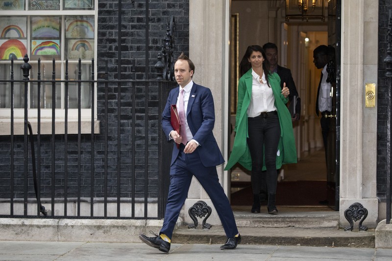 PM Boris Johson Resign Mundur Sebuah poster bertuliskan