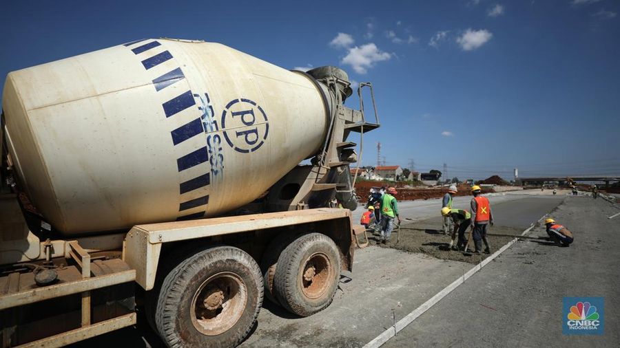 Pekerja menyelesaikan pembangunan Tol Cinere - Jagorawi (Cijago) seksi III di Beji, Depok, Jawa Barat, Jumat (8/7/2022). Jalan tol tersebut merupakan bagian dari jaringan Jalan Tol Jakarta Outer Ring Road atau JORR II yang menghubungkan Kukusan–Cinere Depok sepanjang 5,5 kilometer. (CNBC Indoneia/ Tri Susilo)