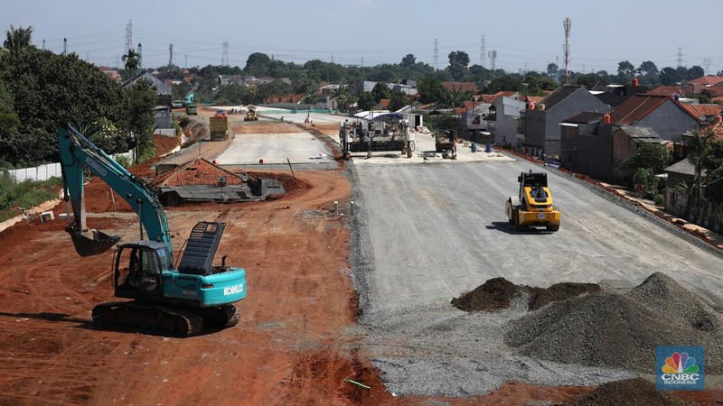 Pekerja menyelesaikan pembangunan Tol Cinere - Jagorawi (Cijago) seksi III di Beji, Depok, Jawa Barat, Jumat (8/7/2022). Jalan tol tersebut merupakan bagian dari jaringan Jalan Tol Jakarta Outer Ring Road atau JORR II yang menghubungkan Kukusan–Cinere Depok sepanjang 5,5 kilometer. (CNBC Indoneia/ Tri Susilo)
