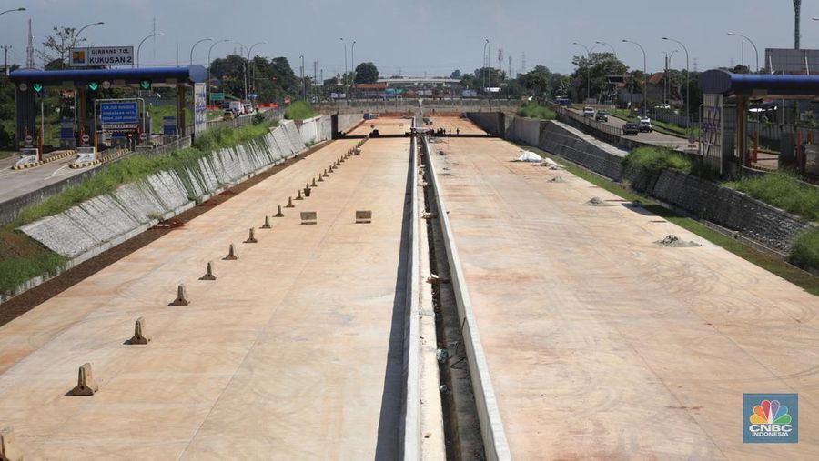 Pekerja menyelesaikan pembangunan Tol Cinere - Jagorawi (Cijago) seksi III di Beji, Depok, Jawa Barat, Jumat (8/7/2022). Jalan tol tersebut merupakan bagian dari jaringan Jalan Tol Jakarta Outer Ring Road atau JORR II yang menghubungkan Kukusan–Cinere Depok sepanjang 5,5 kilometer. (CNBC Indoneia/ Tri Susilo)