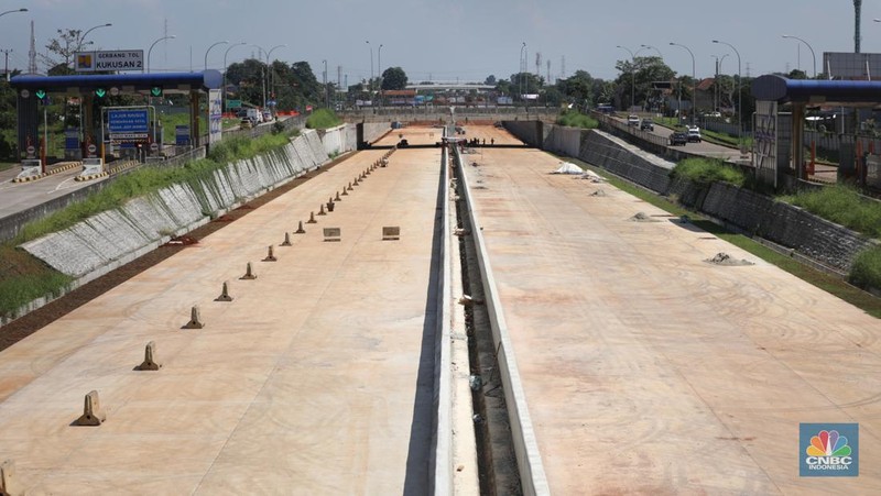 Pekerja menyelesaikan pembangunan Tol Cinere - Jagorawi (Cijago) seksi III di Beji, Depok, Jawa Barat, Jumat (8/7/2022). Jalan tol tersebut merupakan bagian dari jaringan Jalan Tol Jakarta Outer Ring Road atau JORR II yang menghubungkan Kukusan–Cinere Depok sepanjang 5,5 kilometer. (CNBC Indoneia/ Tri Susilo)