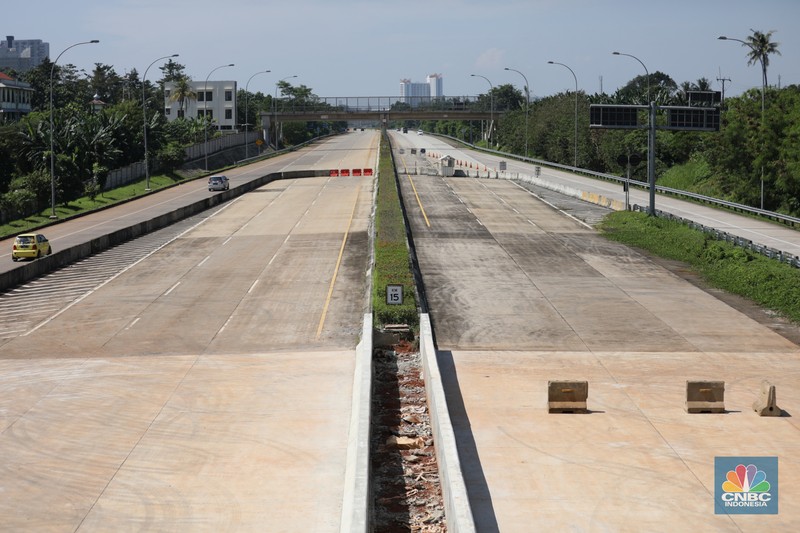 pembangunan Tol Cinere - Jagorawi (Cijago) seksi III di Beji, Depok, Pekerja menyelesaikan pembangunan Tol Cinere - Jagorawi (Cijago) seksi III di Beji, Depok, Jawa Barat, Jumat (8/7/2022). Jalan tol tersebut merupakan bagian dari jaringan Jalan Tol Jakarta Outer Ring Road atau JORR II yang menghubungkan Kukusan–Cinere Depok sepanjang 5,5 kilometer. (CNBC Indoneia/ Tri Susilo)