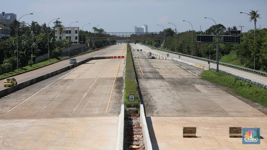Pekerja menyelesaikan pembangunan Tol Cinere - Jagorawi (Cijago) seksi III di Beji, Depok, Jawa Barat, Jumat (8/7/2022). Jalan tol tersebut merupakan bagian dari jaringan Jalan Tol Jakarta Outer Ring Road atau JORR II yang menghubungkan Kukusan–Cinere Depok sepanjang 5,5 kilometer. (վ Indoneia/ Tri Susilo)