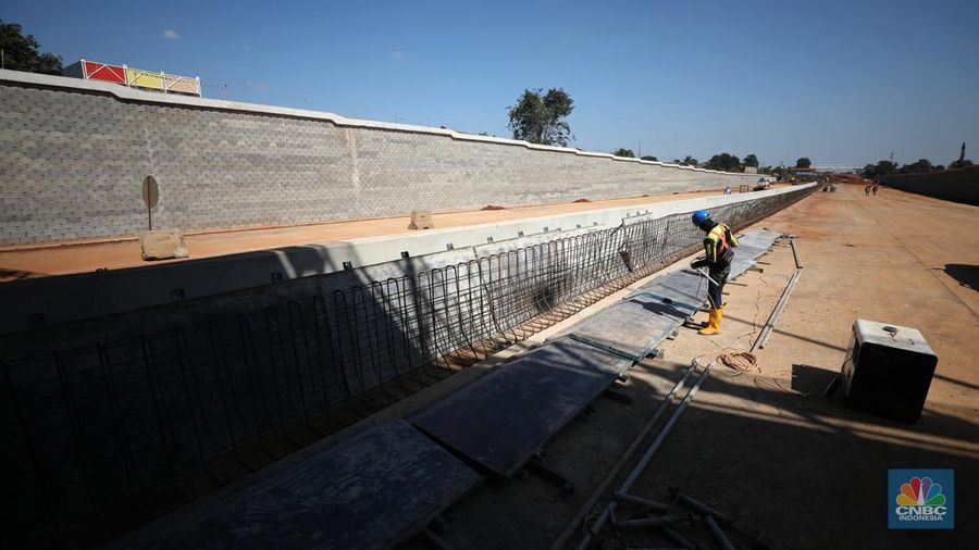 Pekerja menyelesaikan pembangunan Tol Cinere - Jagorawi (Cijago) seksi III di Beji, Depok, Jawa Barat, Jumat (8/7/2022). Jalan tol tersebut merupakan bagian dari jaringan Jalan Tol Jakarta Outer Ring Road atau JORR II yang menghubungkan Kukusan–Cinere Depok sepanjang 5,5 kilometer. (CNBC Indoneia/ Tri Susilo)